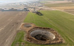 Hàng trăm 'hố tử thần' mọc lên giữa đồng, nông dân hốt hoảng: Giáo sư hé lộ nguyên nhân từ những năm 2000