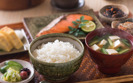 Nhìn đơn giản, nhưng người Nhật luôn áp dụng 5 thói quen này khi ăn trưa để trẻ đẹp và trường thọ hơn, tiếc là nhiều người hay làm ngược lại