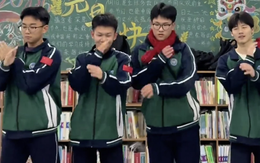 Thay vì mắng mỏ, cô giáo biến học sinh đi học muộn thành “nhóm nhạc nam”: Video triệu like gây sốt