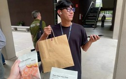 Chàng trai đi quanh trường đại học tặng kẹo cho người lạ chỉ vì một lý do