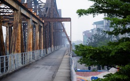 Ảnh, clip: Cận cảnh diện mạo khác lạ của cầu Long Biên trong ngày cuối trùng tu