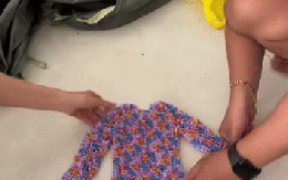 Hơn 4 triệu lượt xem clip chiếc áo độc lạ gửi cứu trợ lũ lụt: Mặc từ lúc sơ sinh đến già vẫn vừa