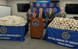 Phát hiện 719kg ma túy đá ngụy trang trong mâm xôi đen, FBI họp báo khẩn