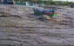 CLIP: Khoảnh khắc kinh hoàng nước lũ cuốn trôi tàu thuyền của ngư dân ở Lâm Đồng