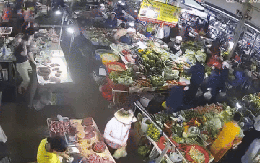 Camera ghi lại khoảnh khắc khiến cả chợ run sợ bỏ chạy