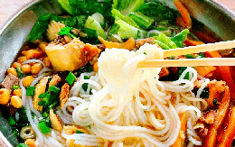 Chán Phượng Hoàng Cổ Trấn, giới trẻ rủ nhau sang Bách Sắc: Thiên đường ẩm thực "sát vách" Việt Nam, ngon quên lối về!