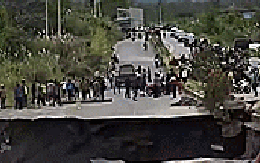 Video "hố tử thần” sụt lún khủng khiếp, bẻ gãy đường cao tốc ở Indonesia