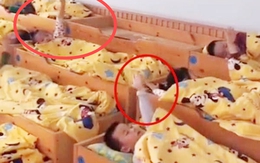Soi clip ngủ trưa cô giáo gửi, mẹ phát hiện con có hành động bất thường mà sợ run người: Sự thật ngã ngửa!