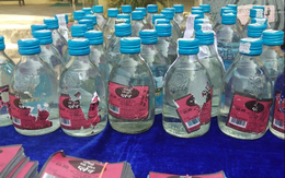 Đột kích nhà cựu Nghị sĩ Ấn Độ, công an bất ngờ triệt phá đường dây sản xuất đồ uống giả quy mô lớn, tịch thu hàng loạt chai lọ, hóa chất và máy đóng gói