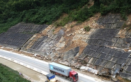 Sau sạt lở nghiêm trọng, tuyến cao tốc La Sơn - Hòa Liên hạn chế phương tiện lưu thông