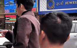 Lộ ảnh nam thần hạng A đình đám châu Á đi chợ Bến Thành, ngồi ăn chè mà đẹp hơn cả bìa tạp chí