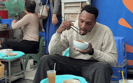 Khách Tây ngồi vỉa hè ăn đặc sản khi du lịch Hà Nội: Bất ngờ được lên thời sự, danh tính thật gây thích thú