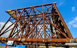 Công trình 3.000 tỷ cần hơn 13.000 tấn thép, huy động gần 1.000 kỹ sư và công nhân giữa biển khơi Việt Nam: Ai đứng sau?