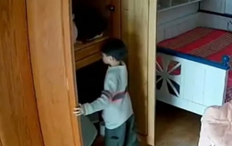 Bố mẹ lén xem camera nhiều giờ, sốc nặng vì điều lạ con trai lén lút làm