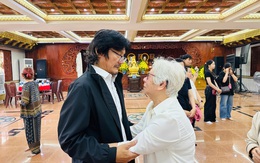 Mẹ ruột cố NSƯT Ngọc Trinh nắm tay NSƯT Công Ninh khóc nghẹn trong lễ 100 ngày mất con