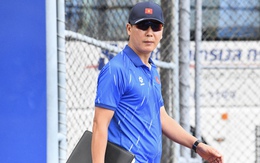 HLV Kim Sang-sik đeo kính râm cực ngầu, chiếm trọn spotlight ở buổi tập của U22 Việt Nam trước trận "đại chiến" với U22 Malaysia