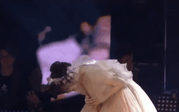 Sự hết thời của 1 ngôi sao: Streamer lấn sân ca sĩ kiếm 100 tỷ/năm, mở concert ế vé phải đi “thuê fan”