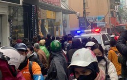 Cháy tòa nhà văn phòng ở Hà Nội, cảnh sát tiếp cận, cứu người mắc kẹt bên trong