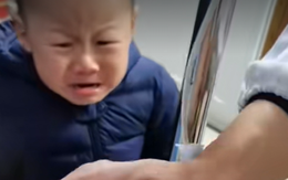 Biểu cảm như trời đất sụp đổ của cậu bé ở bệnh viện khiến cả cõi mạng phì cười, riêng người mẹ lại muốn khóc Biểu cảm như trời đất sụp đổ của cậu bé ở bệnh viện khiến cả cõi mạng phì cười, riêng người mẹ lại muốn khóc