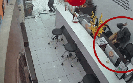 Clip: Kẻ lạ mặt cầm dao xông vào cửa hàng ở Nam Định, đè nữ nhân viên xuống sàn
