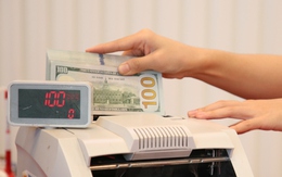 Giá vàng miếng SJC và USD lại gây bất ngờ vào cuối ngày