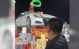 Chơi ném vòng, người đàn ông trúng ô tô 6 tỷ đồng sau 8.000 lần ném