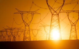 Châu Âu có sẵn 500 Gigawatt công suất điện sạch nhưng người dân không thể dùng: Điện "chạy" đi đâu?