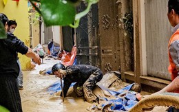 Cận cảnh bùn từ máy đào hầm metro Nhổn - ga Hà Nội phun tràn ngõ phố