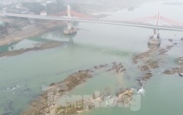 Hình ảnh sông Lô trơ đáy, lộ nhiều bãi đá ngầm Hình ảnh sông Lô trơ đáy, lộ nhiều bãi đá ngầm