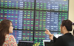 Chuyên gia nói gì khi chứng khoán lần đầu vượt 1.300 điểm?