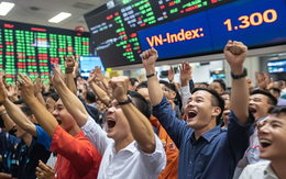 VN-Index vượt 1.300 điểm, cao nhất gần 1.000 ngày, nhà đầu tư chứng khoán "vỡ oà" sung sướng