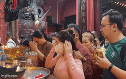 Mặc trời nắng nóng, người dân chen chân dâng lễ tại ngôi chùa lâu năm nhất Sài Gòn