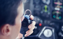 Không phải SOS, vì sao phi công luôn hét từ 'Mayday' ba lần khi máy bay gặp nạn?