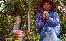 Người lao động ở Hà Nội trùm áo mưa, run rẩy mưu sinh trong giá rét 12°C