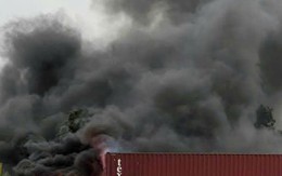 Xe container bốc cháy ngùn ngụt khi đang đi trên đường ở Bắc Ninh Xe container bốc cháy ngùn ngụt khi đang đi trên đường ở Bắc Ninh
