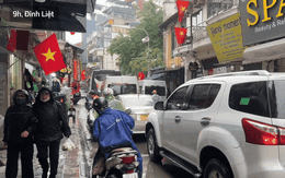 Chuyện mỗi ngày ở phố cổ Hà Nội: Người dân chen chúc “điền vào chỗ trống”, vượt qua hàng dài xe khách "bao trọn" con phố Chuyện mỗi ngày ở phố cổ Hà Nội: Người dân chen chúc “điền vào chỗ trống”, vượt qua hàng dài xe khách "bao trọn" con phố