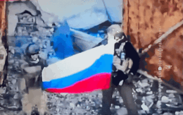 NÓNG: Cờ Nga được kéo lên ở Sudzha, quân Ukraine bỏ cả vũ khí tháo chạy khỏi thành trì ở Kursk NÓNG: Cờ Nga được kéo lên ở Sudzha, quân Ukraine bỏ cả vũ khí tháo chạy khỏi thành trì ở Kursk