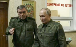 Khoác quân phục thị sát vùng chiến sự Kursk, Tổng thống Putin ra mệnh lệnh thép hạ quân Ukraine cố thủ trong thời gian ngắn