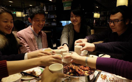 Đi họp lớp, người bạn nghèo bị coi thường vì dẫn vợ đi cùng: Lúc thanh toán tiền, tất cả lớp sửng sốt vì 1 hành động