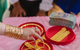 Giá vàng tăng điên đảo đúng mùa cưới: Sứt mẻ tình cảm, 'méo mặt' lo trả nợ