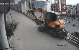 Clip: Máy xúc trượt dốc rơi thẳng xuống bờ kè ở Hạ Long, tài xế tử vong tại chỗ