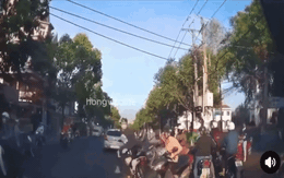 Thanh niên to cao đấm túi bụi người đàn ông giữa đường, clip diễn biến đầy bất bình