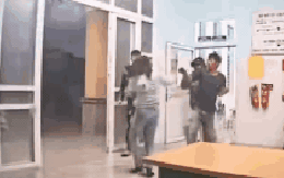 CLIP: Nữ y sĩ bị 3 người đàn ông vây đánh tới tấp