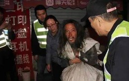 Nam sinh là thủ khoa toàn tỉnh bỗng biến mất bí ẩn, 12 năm sau đi nhặt rác, ngày gặp lại, thấy bố mẹ liền la hét: "Ông bà là ai?"