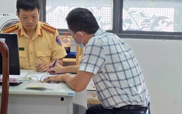 Cảnh sát làm việc với người lái ô tô hiệu Mercedes bật đèn giống đèn ưu tiên