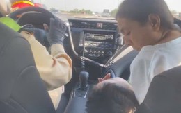 CSGT dùng xe đặc chủng đưa cháu bé sốt co giật trên cao tốc đi cấp cứu