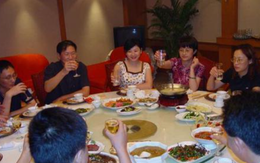 Đi họp lớp, người bạn nghèo phải thanh toán hoá đơn 140 triệu đồng: Lớp trưởng quay lại nói 1 câu khiến anh cả đời không quên