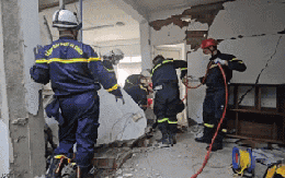 CLIP: Thấy tia hy vọng mong manh, đội cứu hộ Việt Nam dồn hết tâm sức cứu hộ nạn nhân 14 tuổi ở Myanmar