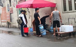 Cảnh tượng lạ tại 1 chung cư hàng nghìn người ở Hà Nội: Phải xếp hàng đi xách từng xô nước sạch Cảnh tượng lạ tại 1 chung cư hàng nghìn người ở Hà Nội: Phải xếp hàng đi xách từng xô nước sạch