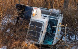 Xe tải chở đầy tiền mặt bị lật bên đường và cái kết